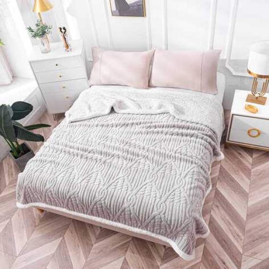                                      Pătură Dublă 200x230 cm cu Blăniță Tip Șerpa, Model Torsadat în Relief
